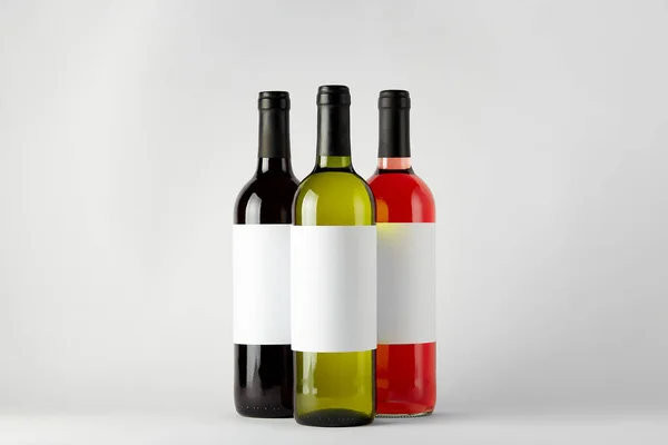 Makieta. Butelki wina różnego rodzaju izolowane na białym tle. — Zdjęcie stockowe