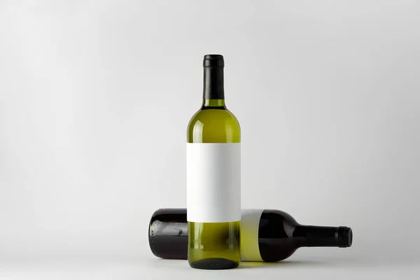 Mockup. Garrafas de vinho de diferentes tipos isoladas sobre um fundo branco. — Fotografia de Stock