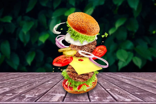 Hamburger Létajícími Ingrediencemi Letním Pozadí — Stock fotografie
