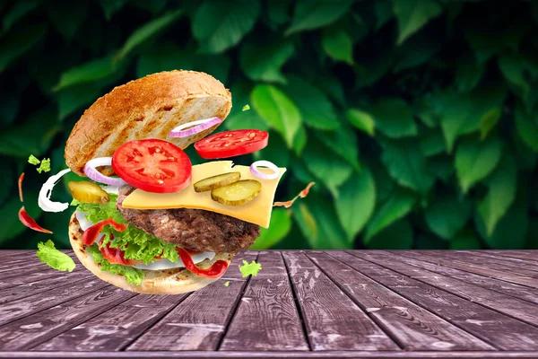 Cheeseburger Létajícími Ingrediencemi Letním Pozadí — Stock fotografie