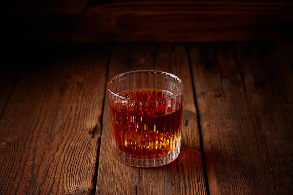 Whisky w szklankach na drewnianym stole — Zdjęcie stockowe