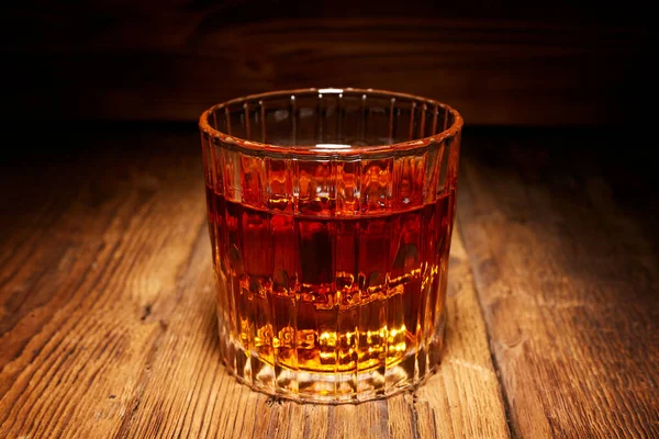 Whisky w szklankach na drewnianym stole — Zdjęcie stockowe