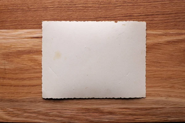 Образец Винтажной Белой Бумаги Фоне Деревянного Стола — стоковое фото