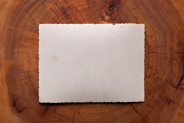 Образец Винтажной Белой Бумаги Фоне Деревянного Стола — стоковое фото
