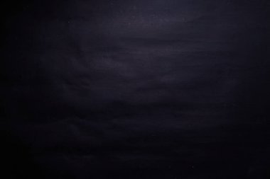 Eski kirli doku, koyu beton duvar.