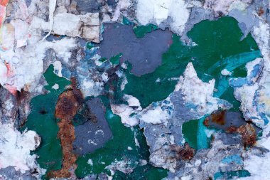 Eski posterler. Yırtık posterler. Yırtılmış kağıt