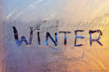 Akşam Güneşi ve Parlak Mavi Gökyüzü Bir Pencerede Buz Şeklinde