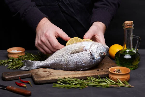 Processo Cottura Del Pesce Dorado Con Limone Erbe Aromatiche — Foto Stock