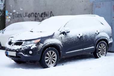 Araba taze kış karıyla kaplı.