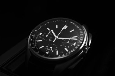 Siyah arka planda siyah lüks saat