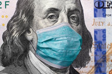 ABD 'de COVID-19 Coronavirus, yüz maskeli 100 dolarlık para. Kriz ve finans kavramı