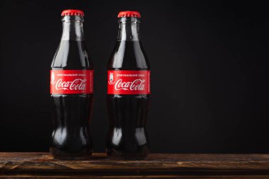 Kyiv, Ukrayna - 20 Mart 2021: Coca-Cola Klasiği siyah arka planda cam bir şişede.