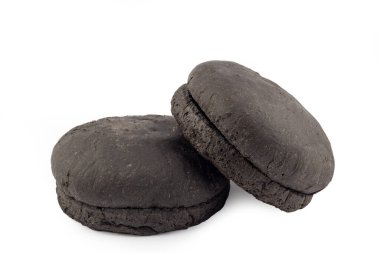 Hamburger siyah çöreği beyaz arka planda izole edilmiş.