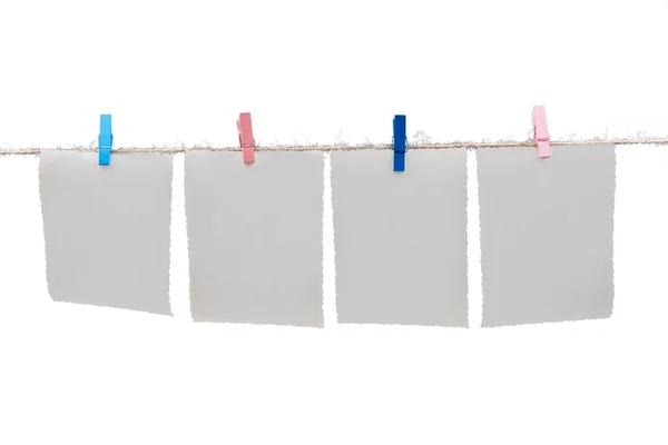 Бумажные Карточки Висящие Веревке Изолированные Белом Mockup — стоковое фото