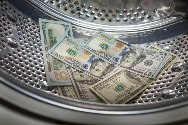 Begreppet Penningtvätt Tvättmaskin Och Dollarsedlar — Stockfoto