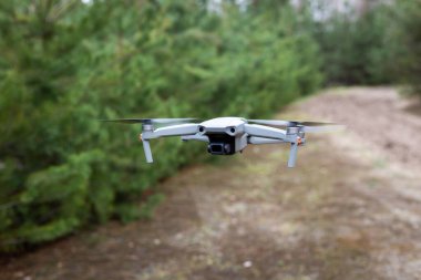 Ormanda dron uçurmak. Video ve fotoğraf yapımları için uçmak.