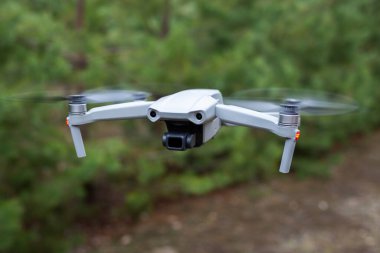 Ormanda dron uçurmak. Video ve fotoğraf yapımları için uçmak.