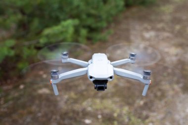 Ormanda dron uçurmak. Video ve fotoğraf yapımları için uçmak.