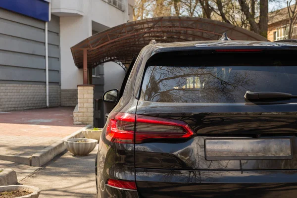 Janela traseira do carro preto estacionado na rua no verão dia ensolarado, vista traseira. Mock-up para adesivo ou decalques — Fotografia de Stock