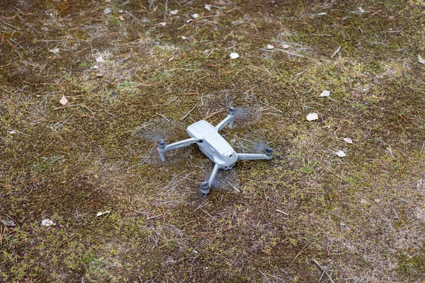 Flying drone in the forest. Flying for video and photo productions. —  Fotos de Stock