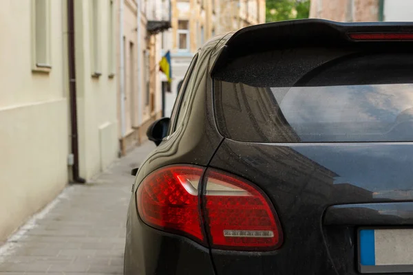 Janela traseira do carro preto estacionado na rua no verão dia ensolarado, vista traseira. Mock-up para adesivo ou decalques — Fotografia de Stock