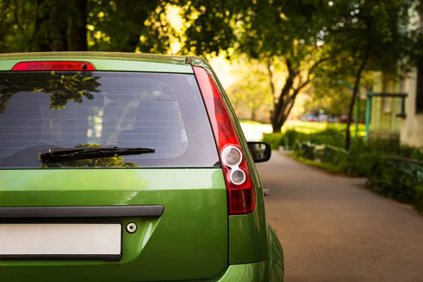 Ventana Trasera Coche Verde Estacionado Calle Verano Día Soleado Vista —  Fotos de Stock