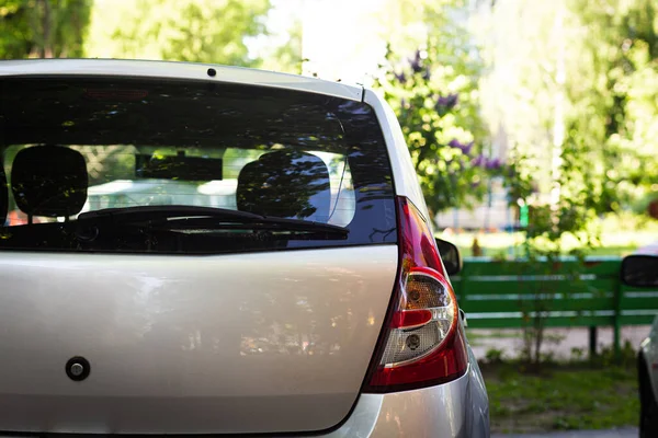 Rückscheibe Eines Grauen Autos Das Einem Sonnigen Sommertag Auf Der — Stockfoto