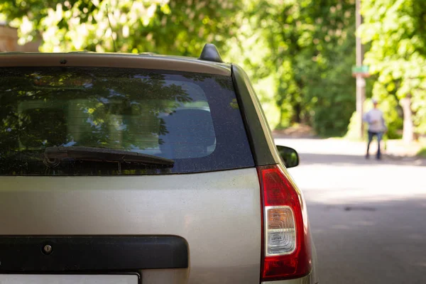 Rückscheibe eines grauen Autos, das an einem sonnigen Sommertag auf der Straße geparkt war, Rückansicht. Mock-up für Aufkleber oder Abziehbilder — Stockfoto