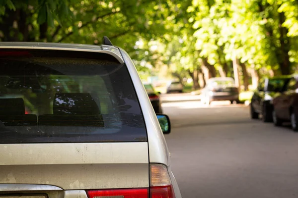 Rückscheibe eines grauen Autos, das an einem sonnigen Sommertag auf der Straße geparkt war, Rückansicht. Mock-up für Aufkleber oder Abziehbilder — Stockfoto