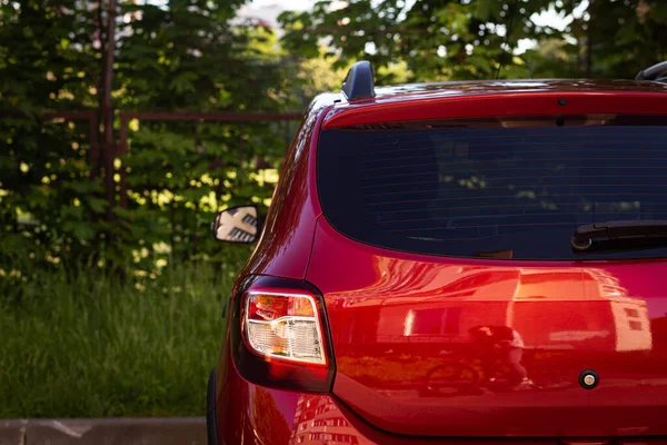 Janela traseira do carro vermelho estacionado na rua no verão dia ensolarado, vista traseira. Mock-up para adesivo ou decalques — Fotografia de Stock