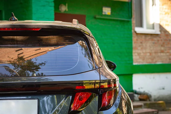 Janela traseira do carro cinza estacionado na rua no verão dia ensolarado, vista traseira. Mock-up para adesivo ou decalques — Fotografia de Stock