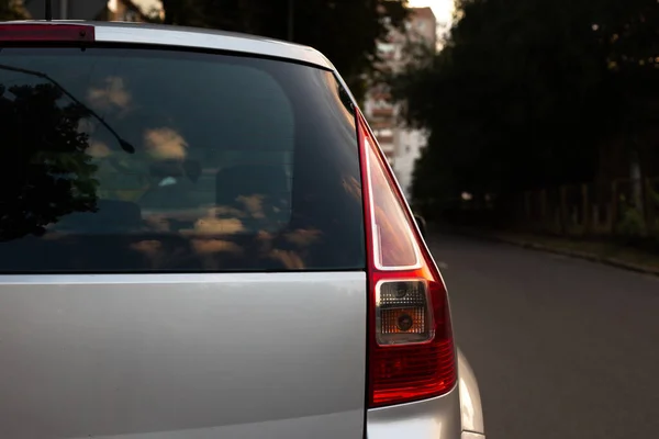 Janela Traseira Carro Cinza Estacionado Rua Verão Dia Ensolarado Vista — Fotografia de Stock