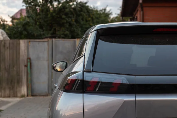 Janela Traseira Carro Cinza Estacionado Rua Verão Dia Ensolarado Vista — Fotografia de Stock