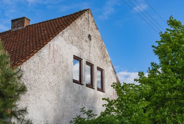 Pencereli ve kiremitli çatılı eski kır evi