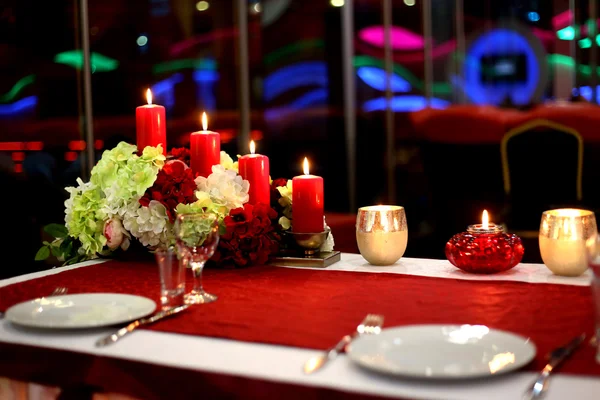 Ajuste de mesa en colores rojos — Foto de Stock