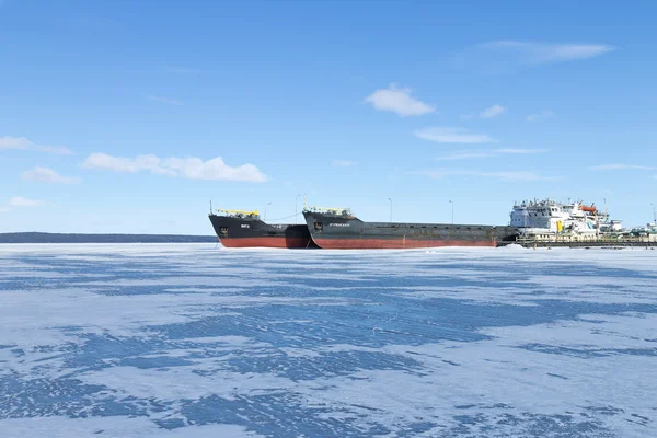 Eski donmuş kargo limanında kış anda gemi.