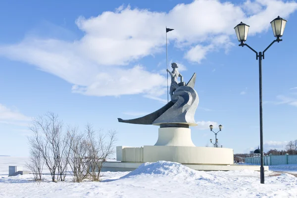 Vista del muelle de invierno del Lago Onega, Petrozavodsk, Rusia. Escultura "Nacimiento de Petrozavodsk " — Foto de Stock