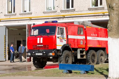 Lodeynoje Pole, Rusya Federasyonu - 2 Mayıs 2016: yeni atama ve itfaiye arabası garajda bekliyor tanımlanamayan itfaiye