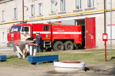 Lodeynoje Pole, Rusya Federasyonu - 2 Mayıs 2016: kendi yangın kamyon yıkama tanımlanamayan itfaiye