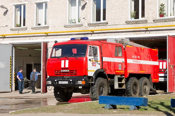 Lodeynoje pole, russland - 2. Mai 2016: Unbekannte Feuerwehrleute warten in der Garage auf einen neuen Einsatz — Stockfoto