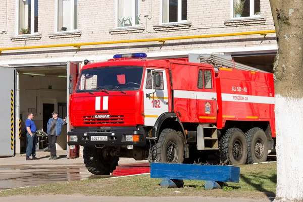 Lodeynoje tyč, Rusko - 2 května 2016: Neidentifikovaný hasiče čeká na nové přiřazení a hasičský vůz v garáži — Stock fotografie