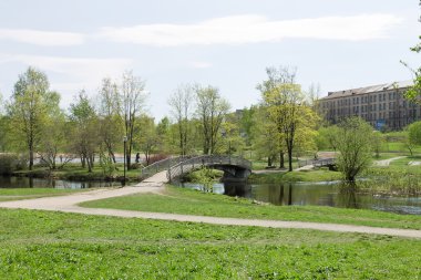 Bahar cityscape, nehir ve şehir parkı Kuzey Rusya, Petrozavodsk köprüler