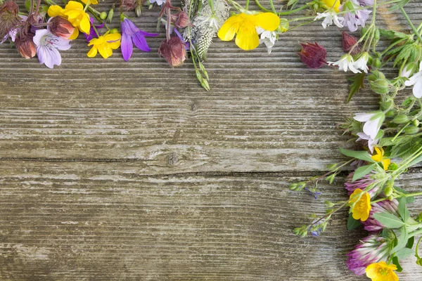 Rustik ahşap zemin üzerine yaz kır çiçekleri 