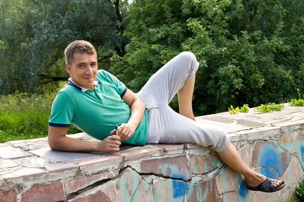 Atraente homem positivo posando ao ar livre — Fotografia de Stock
