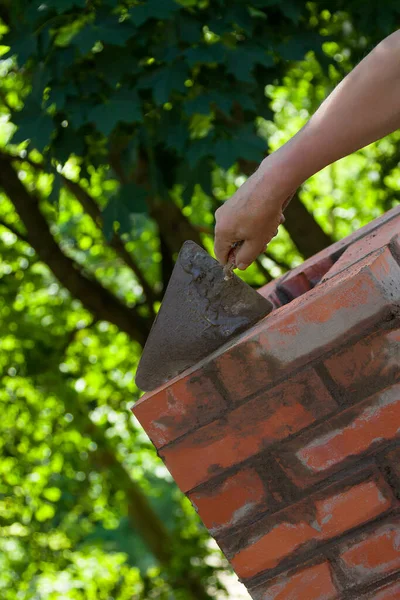 Travaux Maçonnerie Main Homme Travaillant Avec Une Truelle Réparation Cheminée Image En Vente