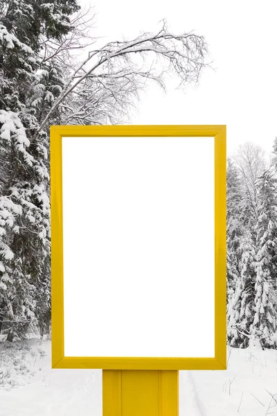 Orman arka planında boş beyaz reklam afişi