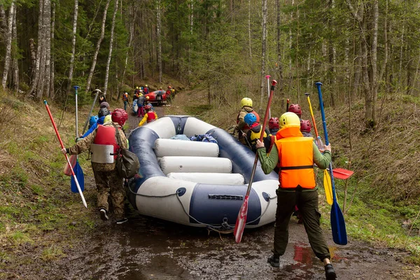 Groupe Touristes Transportent Bateau Caoutchouc Long Côte Descente Long Rivière Images De Stock Libres De Droits