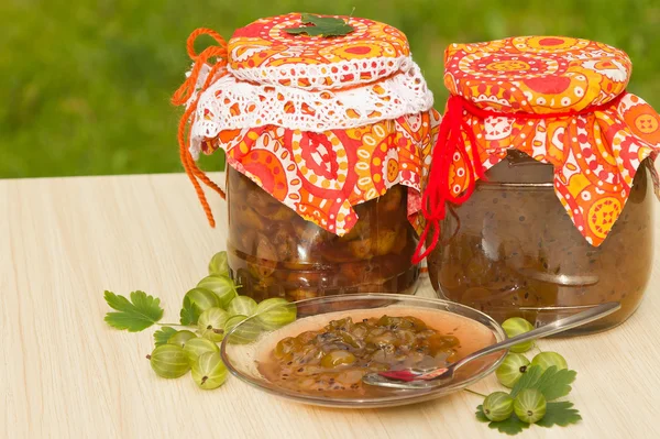 bir ahşap yüzeye jam