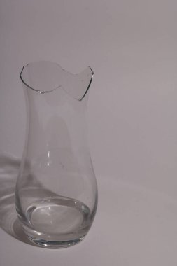 Kırık vazo parçaları başka bir vazonun yanında duruyor.