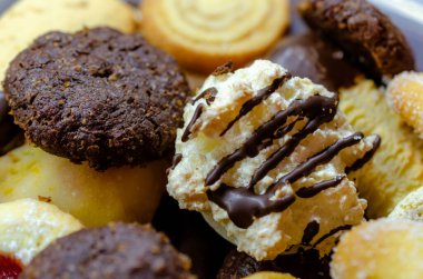 El yapımı Noel kurabiyesi ve siyah çikolata karışımı.